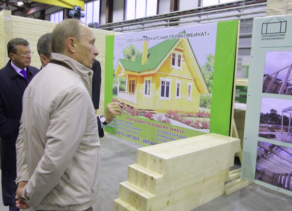 Владимир Путин посетил ООО Сыктывкарский промышленный комбинат