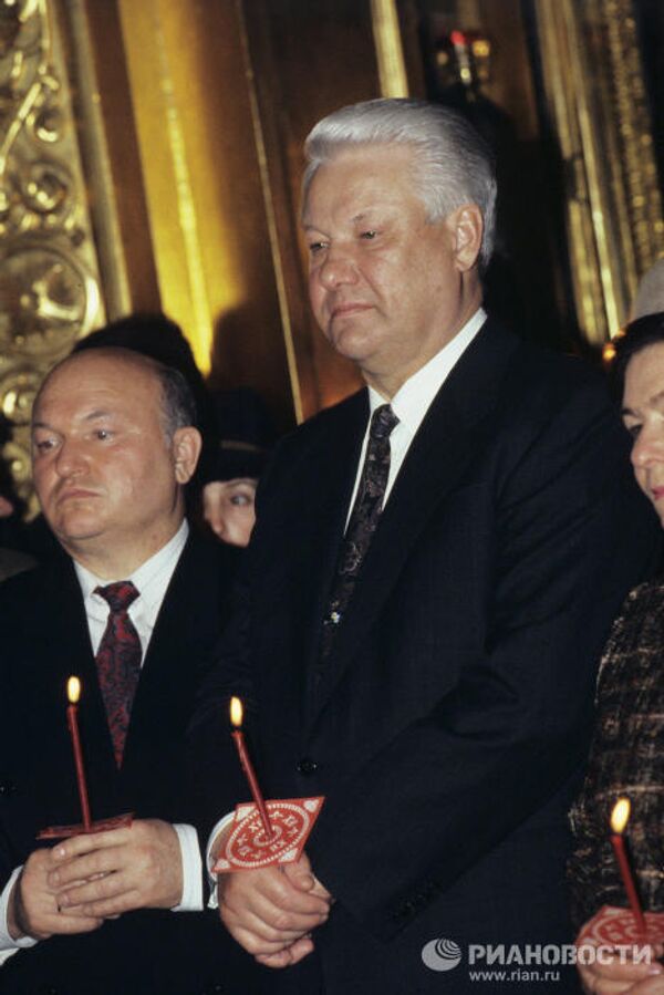 Президент России Борис Ельцин и мэр Москвы Юрий Лужков на пасхальной службе в Соборе