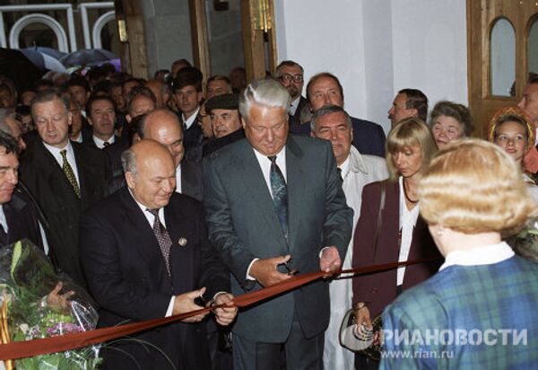 Ельцин и Лужков на открытии Третьяковской галереи