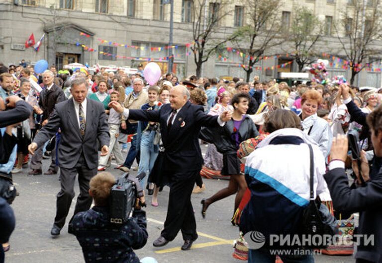 Юрий Лужков, мэр Москвы, на дне города