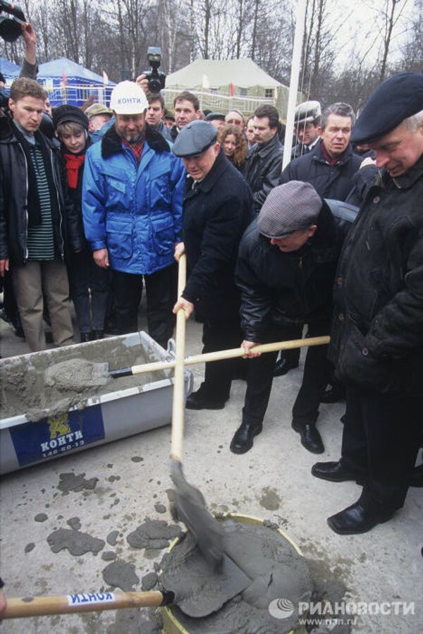 Мэр Москвы Юрий Лужков на строительной площадке