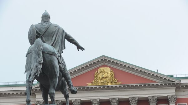 Здание Мэрии Москвы и памятник Юрию Долгорукому. Архивное фото