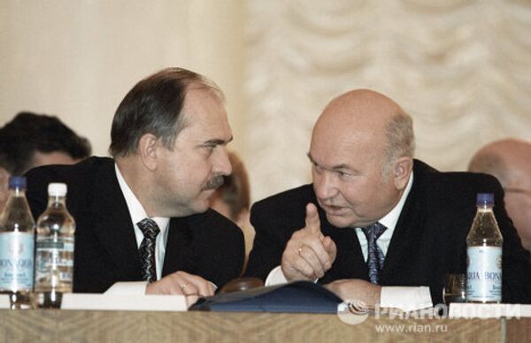 Лидер думской фракции Единство Владимир Пехтин (слева) и лидер движения Отечество Юрий Лужков