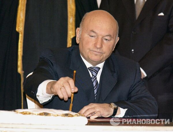 Вступление Ю.Лужкова в должность мэра в Белом зале мэрии Москвы. 