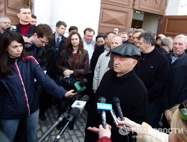 Ю.Лужков во время посещения ЦВЗ  Манеж перед открытием после восстановления