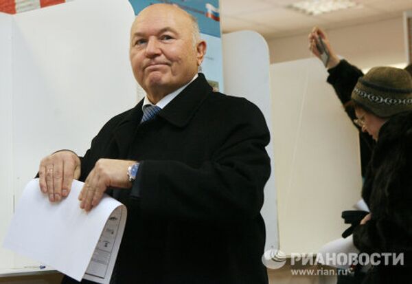 Ю.Лужков на одном из избирательных участков г. Москвы во время выборов депутатов Госдумы РФ