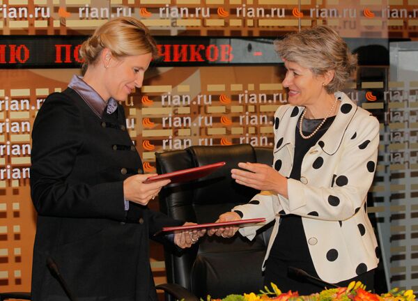 Главный редактор РИА Новости Светлана Миронюк и генеральный директор ЮНЕСКО Ирина Бокова на подписании меморандум о сотрудничестве