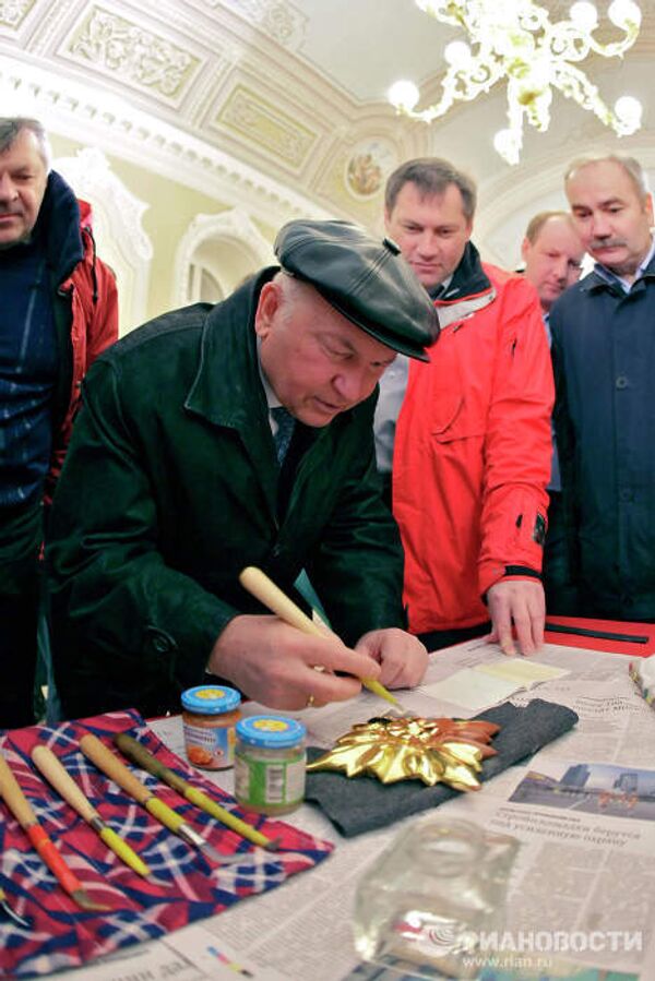 Мэр Москвы Юрий Лужков проверил ход реставрационных работ в Большом театре
