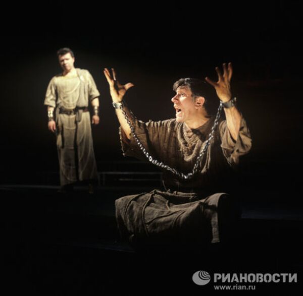 Сцена из спектакля по пьесе Э.Радзинского Беседы с Сократом