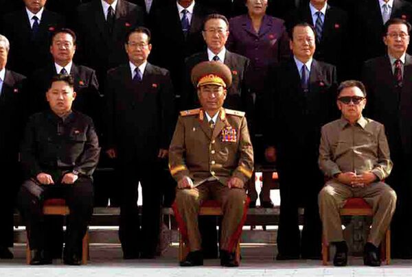 Сын Ким Чен Ира Ким Чен Ын (слева) стал членом ЦК правящей партии КНДР