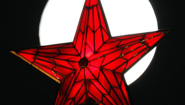 Рубиновая звезда на Спасской башне на фоне полной луны.