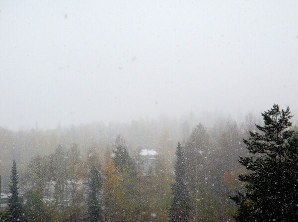 Первый снег в городе Качканар Свердловской области