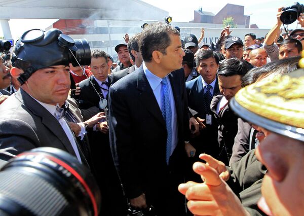 Президент Эквадора во время переговоров с митингующими полицейскими