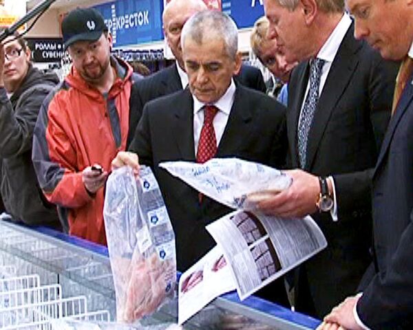 Онищенко лично проверил качество мороженой рыбы в магазине