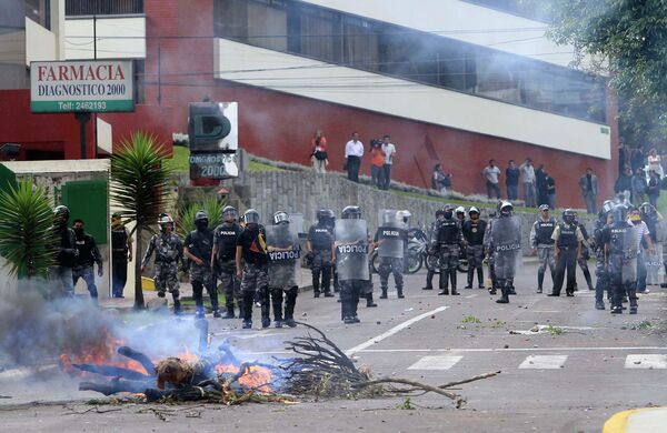 Полиция Эквадора во время разгона сторонников президента страны Рафаэля Корреа