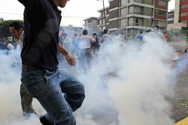 Сторонников эквадорского президента Рафаэля Корреы полиция разгоняет слезоточивым газом
