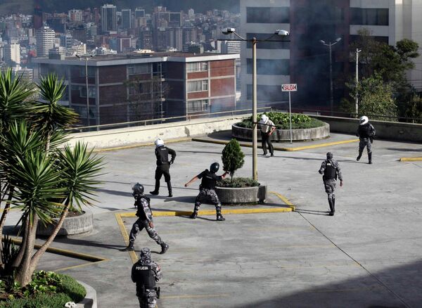 Бастующие полицейские Эквадора бросают камни в сторонников президента страны