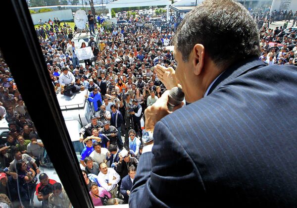 Президент Эквадора Рафаэль Корреа выступил перед своими сторонниками с балкона президентского дворца