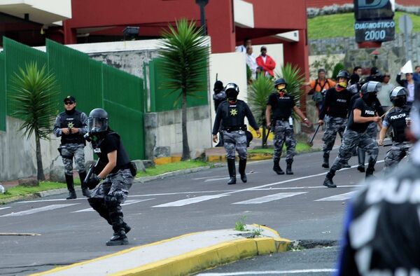 Столкновения митингующих полицейских и сторонников Рафаэля Корреа в Эквадоре