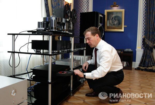 Последние электронные новинки в руках президента Дмитрия Медведева