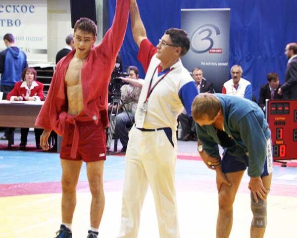 Девятнадцатилетний самбист загонял своего соперника на турнире Аслаханова