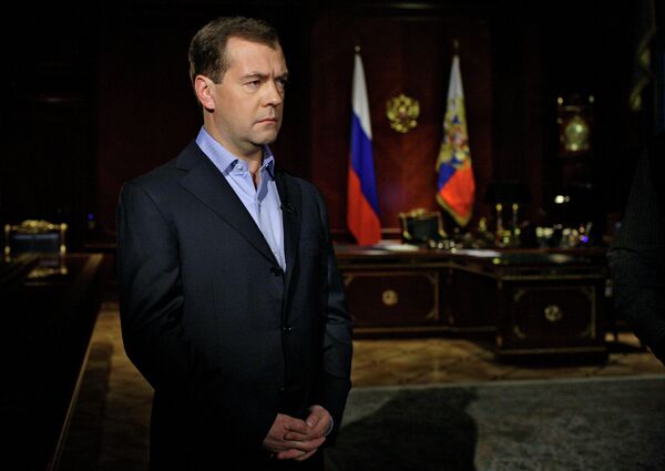 Президент России Дмитрий Медведев во время записи для личного блога на тему: Бессмысленная полоса напряжения в отношениях с Белоруссией обязательно закончится