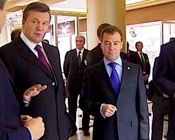 Медведев и Янукович оценили мост, достойный президентского внимания