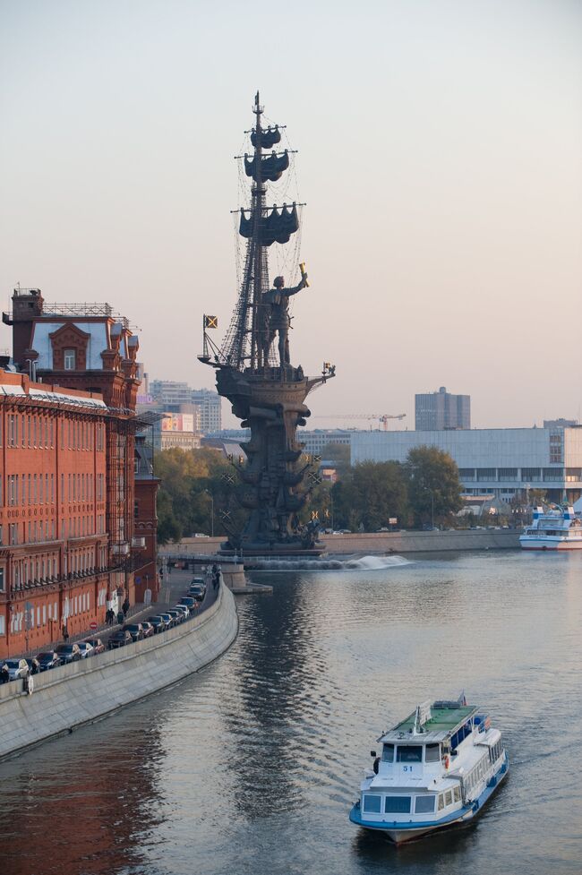 Памятник Петру I на Берсеньевской набережной в Москве. Архив