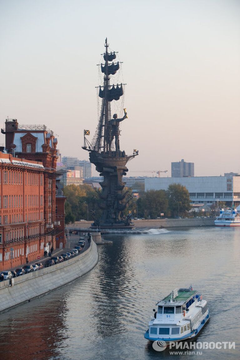 Памятник Петру I на Берсеньевской набережной