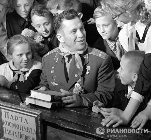 Космонавт Попович разговаривает со школьниками