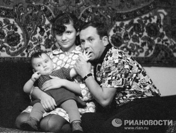 Космонавт Попович со своими дочерьми Наташей и Оксаной