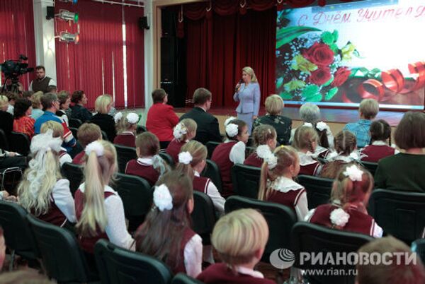 Супруга президента РФ Светлана Медведева посетила петербургскую среднюю школу номер 305