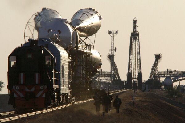 Перевозка ракеты космического назначения «Союз ТМА-11» из монтажно-испытательного корпуса плошадки 112 на площадку старта