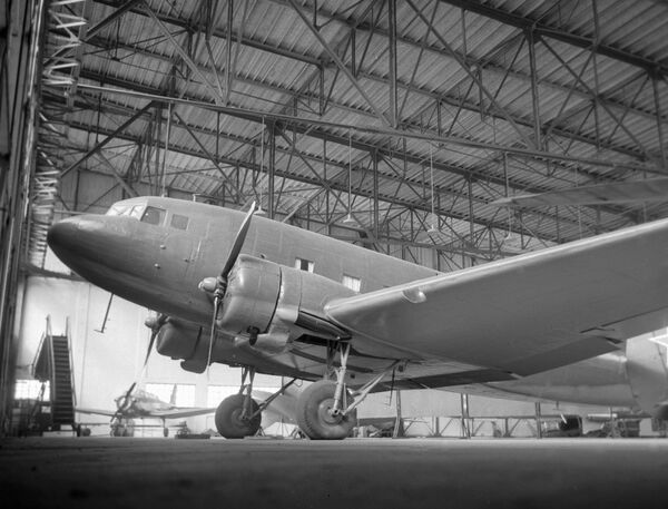 Транспортный самолет ЛИ-2. Архив