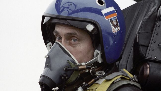 Владимир Путин сидит в кабине истребителя СУ-27