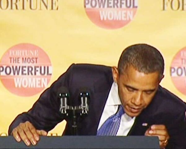 Обама отшутился, когда во время речи отвалилась президентская эмблема
