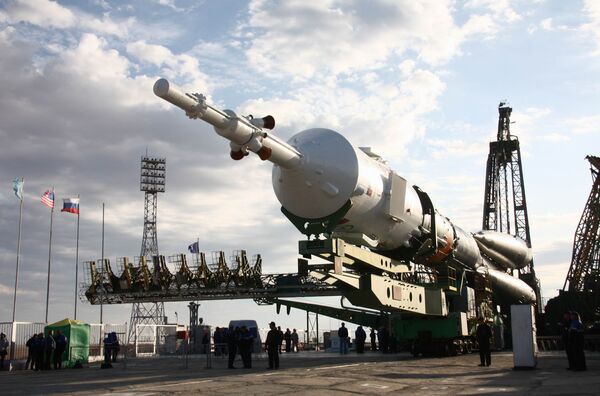 Вывоз ракеты-носителя Союз-ФГ на стартовый комплекс. Архив