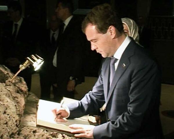 Медведев начал визит в Алжир с похода в музей