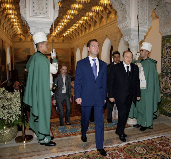 Президент РФ Дмитрий Медведев и президент Алжира Абдельазиз Бутефлика во время подхода к прессе