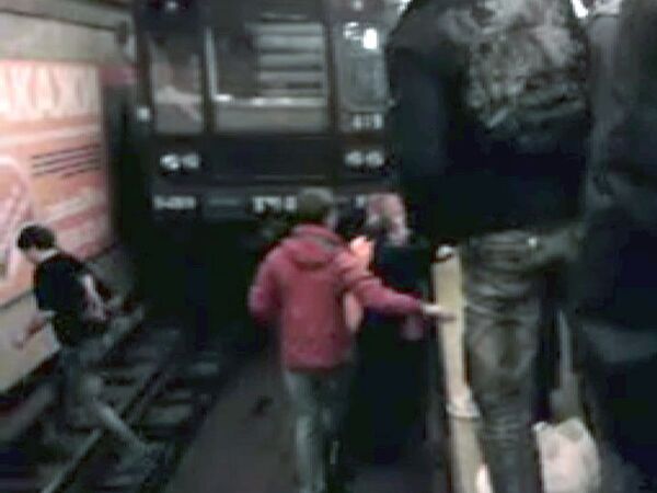 В петербургском метро на Ладожской под поезд упала женщина