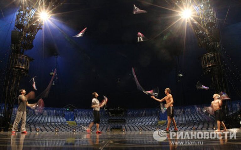 Репетиция шоу Corteo канадского Cirque du Soleil в спортивном комплексе Лужники