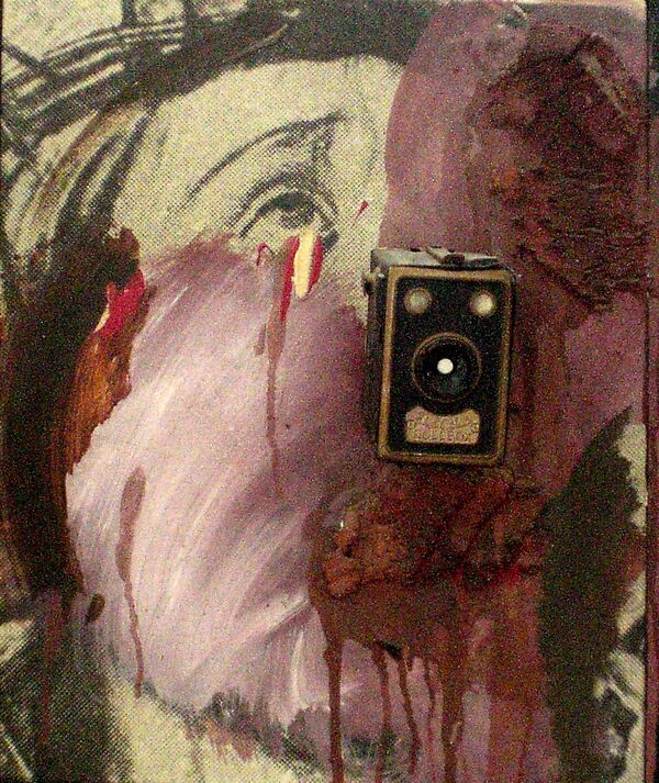 Вольф Востелл (Wolf Vostell) Человек с камерой, 1979. Работа представлена на выставке Fluxus: Поживем - увидим.