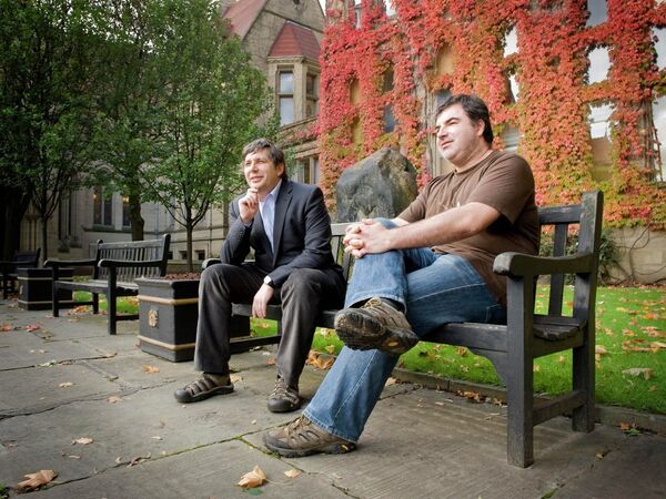 Лауреаты Нобелевской премии по физике Андрей Гейм и Константин Новоселов у университета Манчестера