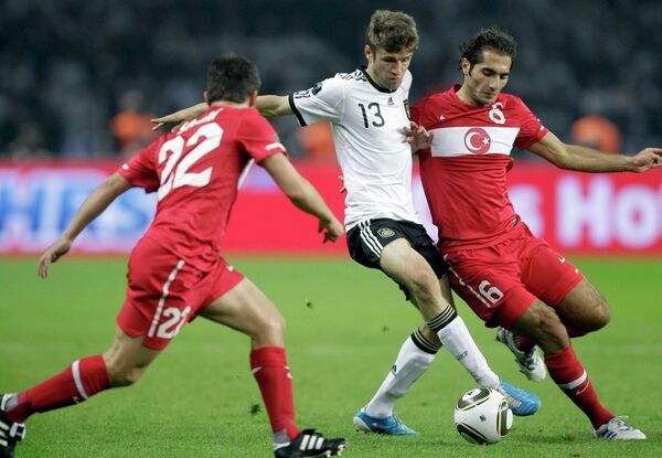 Игровой момент отборочного матча Евро-2012 Германия - Турция