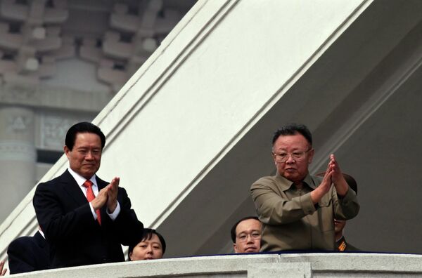 Ким Чен Ир приветствует парад в честь 65-й годовщины создания правящей Трудовой партии Кореи
