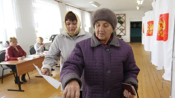 Жительницы села Грибское Благовещенского района Амурской области на избирательном участке. Архив