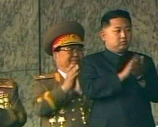 Сын и преемник Ким Чен Ира впервые принял парад вместе с отцом