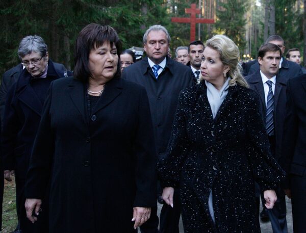 Светлана Медведева и Анна Коморовская на траурных мероприятиях под Смоленском. Архив