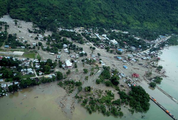 До 146 человек увеличилось число жертв наводнения на востоке Индонезии