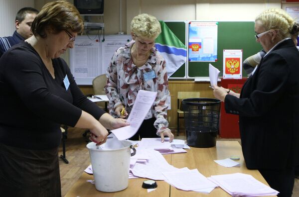 Единая Россия побеждает на выборах в региональные заксобрания